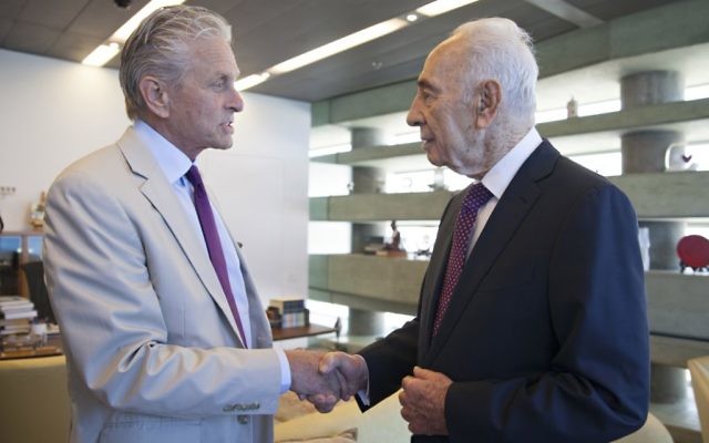 Michael Douglas et l'ancien président Shimon Peres (Crédit : Autorisation du Centre Peres pour la Paix)