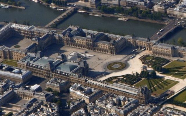 Vue aérienne du Palais du Louvre (Crédit : CC BY-SA 3.0/Wikimedia commons)
