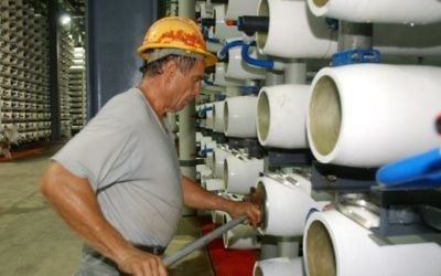 Une usine de dessalinisation d’Ashkelon, en 2005. Illustration. (Crédit : Edi Israël/Flash90)
