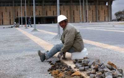 Un ouvrier en bâtiment chinois assis en face de la Knesset, le 8 janvier 2004. (Crédit : Flash90)