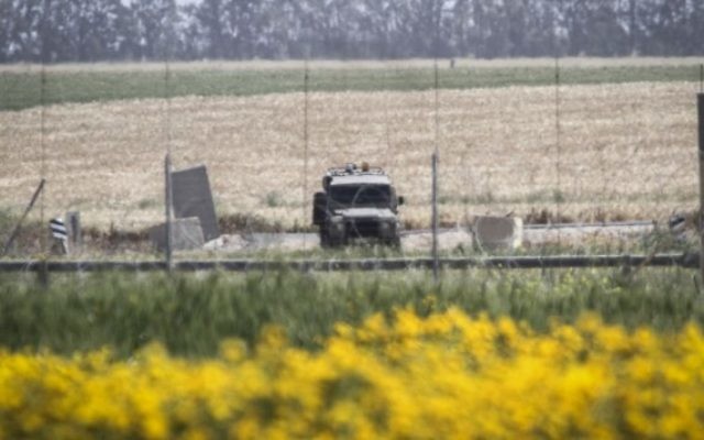 Un véhicule militaire israélien à Absan, près de la frontière entre Israël et l'est de la ville de Khan Younis, dans le sud de la bande de Gaza, le 30 mars 2015. (Abed Rahim Khatib / Flash90) Un véhicule militaire israélien à Absan, près de la frontière entre Israël et l'est de la ville de Khan Younis, dans le sud de la bande de Gaza, le 30 mars 2015. (Abed Rahim Khatib / Flash90)