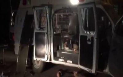L'ambulance qui transportait deux Syriens blessés sur le plateau du Golan et qui a été attaquée par les villageois druzes, le 22 juin 2015. (Capture d'écran / Deuxième chaîne)