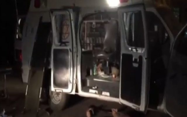 L'ambulance qui transportait deux Syriens blessés sur le plateau du Golan et qui a été attaquée par les villageois druzes, le 22 juin 2015. (Capture d'écran / Deuxième chaîne)