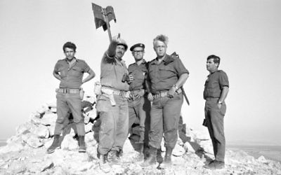Ariel Sharon, au centre, commandant d'une division blindée dans le Sinaï lors de la guerre des Six Jours, en juin 1967. (Crédit : archives de l'armée israélienne)