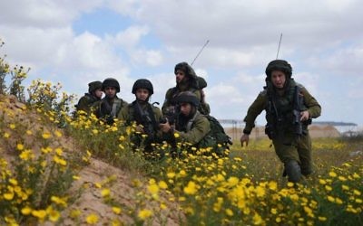 Les soldats de la division de Gaza prennent part à un exercice, le 22 mars 2015, dont le but est de rejouer des scénarios suivants les leçons tirées de l'opération Bordure protectrice de l'été 2014. (Crédit : unité des porte-paroles de l'armée israélienne)