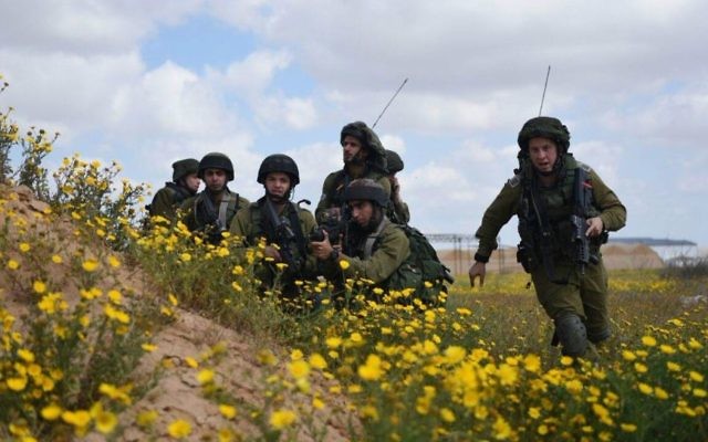 Les soldats de la division de Gaza prennent part à un exercice, le 22 mars 2015, dont le but est de rejouer des scénarios suivants les leçons tirées de l'opération Bordure protectrice de l'été 2014. (Crédit : unité des porte-paroles de l'armée israélienne)