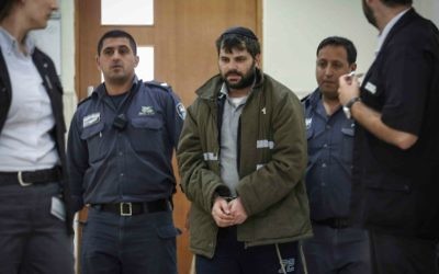 Yosef Haim Ben-David, l'un des juifs suspectés du meurtre de Muhammed Abu Khdeir, sous escorte policière au tribunal de district de Jérusalem, le 3 juin 2015  (Crédit : Hadas Parush/Flash90)
