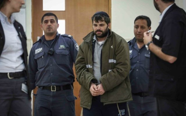 Yosef Haim Ben-David, l'un des juifs suspectés du meurtre de Muhammed Abu Khdeir, sous escorte policière au tribunal de district de Jérusalem, le 3 juin 2015  (Crédit : Hadas Parush/Flash90)