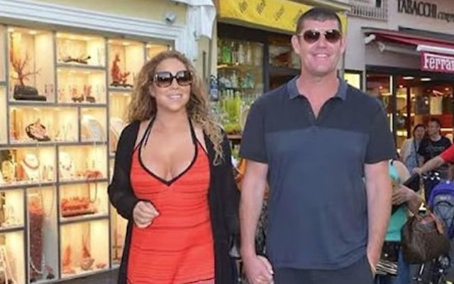 Mariah Carey se promène main dans la main avec son partenaire d'alors, l'homme d'affaires australien James Packer, à Capri, en Italie, en juin 2015. (Crédit : capture d'écran YouTube) Mariah Carey se promène main dans la main avec son partenaire d'alors, l'homme d'affaires australien James Packer, à Capri, en Italie, en juin 2015. (Crédit : capture d'écran YouTube)
