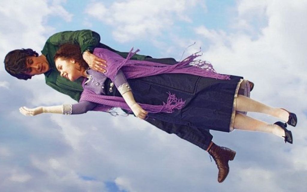 Leonid Bichevin et Kristina Schneidermann respectivement  dans les rôles de Marc Chagall et de Bella Rosenfeld-Chagall dans le film Chagall-Malevitch dans une scène inspirée du tableau 'Au-dessus de la ville' de Chagall (Autorisation de ShiM-Film Pictures)