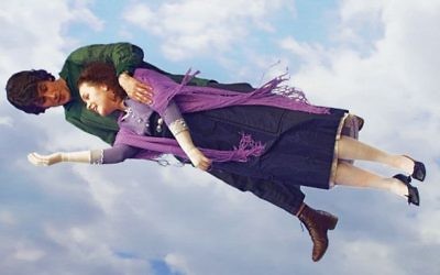 Leonid Bichevin et Kristina Schneidermann respectivement  dans les rôles de Marc Chagall et de Bella Rosenfeld-Chagall dans le film Chagall-Malevitch dans une scène inspirée du tableau 'Au-dessus de la ville' de Chagall (Autorisation de ShiM-Film Pictures)