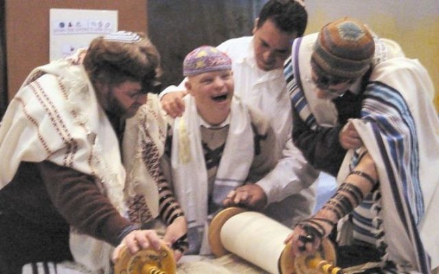 Photo illustrative: Un enfant aux besoins spéciaux lisant la Torah avec le mouvement Masorti en Israël (via Facebook)