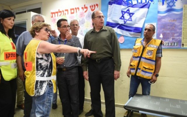 Le ministre de la Défense Moshe Yaalon lors d'un exercice d'urgence dans le cadre de l'exercice "Turning Point 15", dans une école de Rishon Lezion, le 1er Juin 2015 (Crédit photo: Diana Hananshvili / Ministère de la Défense) Le ministre de la Défense Moshe Yaalon lors d'un exercice d'urgence dans le cadre de l'exercice "Turning Point 15", dans une école de Rishon Lezion, le 1er Juin 2015 (Crédit photo: Diana Hananshvili / Ministère de la Défense)