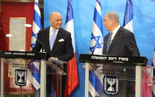 Le Premier ministre Benjamin Netanyahu rencontre le ministre français des Affaires étrangères Laurent Fabius (à gauche), le 21 juin 2015 à Jérusalem. (Crédit : Marine Crouzet / Ambassade de France) Le Premier ministre Benjamin Netanyahu rencontre le ministre français des Affaires étrangères Laurent Fabius (à gauche), le 21 juin 2015 à Jérusalem. (Crédit : Marine Crouzet / Ambassade de France)