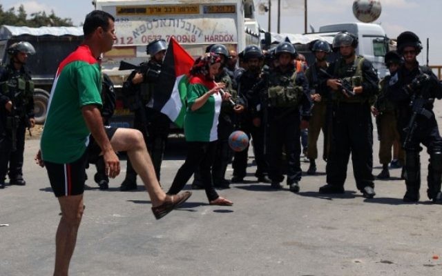 Photo illustrative de Palestiniens jouant au football en solidarité pour les prisonniers en grève de la faim devant la prison d'Ofer en Cisjordanie, le 11 juin 2014. (Issam Rimawi / Flash90) Photo illustrative de Palestiniens jouant au football en solidarité pour les prisonniers en grève de la faim devant la prison d'Ofer en Cisjordanie, le 11 juin 2014. (Issam Rimawi / Flash90)