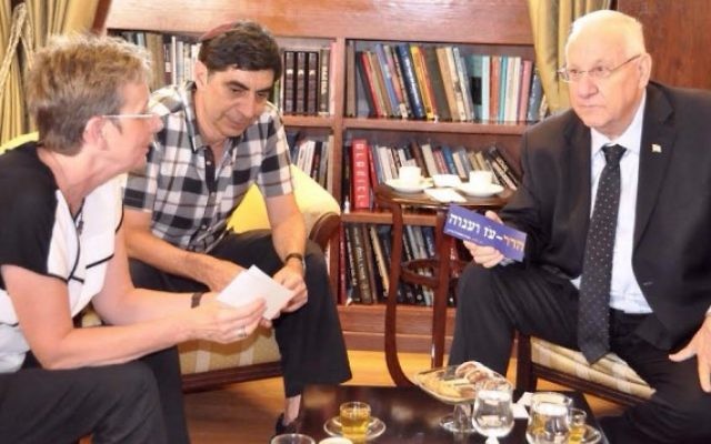 Des membres de la famille du lieutenant Hadar Goldin, le soldat qui a été capturé et tué lors de l'opération Bordure protectrice, rencontrent le président Reuven Rivlin, dimanche 31 mai 2015. (Photo: Résidence officielle du président) Des membres de la famille du lieutenant Hadar Goldin, le soldat qui a été capturé et tué lors de l'opération Bordure protectrice, rencontrent le président Reuven Rivlin, dimanche 31 mai 2015. (Photo: Résidence officielle du président)