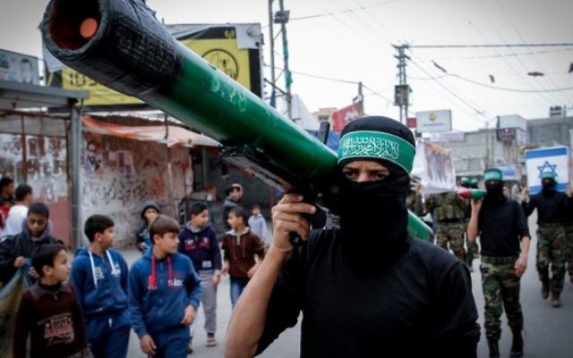 Un membre du Hamas porte une maquette de roquette lors d'un rassemblement dans le camp de réfugiés de Nuseirat, dans la bande de Gaza, le 12 décembre 2014. (Crédit : Abed Rahim Khatib/Flash90) Un membre du Hamas porte une maquette de roquette lors d'un rassemblement dans le camp de réfugiés de Nuseirat, dans la bande de Gaza, le 12 décembre 2014. (Crédit : Abed Rahim Khatib/Flash90)