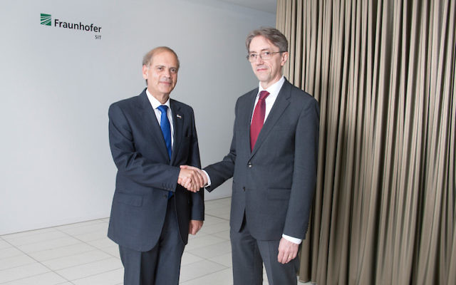 L'ambassadeur d'Israël en Allemagne, Hadas-Handelsman Yakov (à gauche), avec le PDG du Fraunhofer SIT, Michael Waidner (Crédit : Autorisation) L'ambassadeur d'Israël en Allemagne, Hadas-Handelsman Yakov (à gauche), avec le PDG du Fraunhofer SIT, Michael Waidner (Crédit : Autorisation)