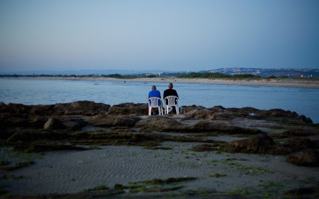Sur la plage de Jisr az-Zarqa, après le coucher du soleil, avec Kibbutz Maagan Michael au loin (Photo: Eliyahu Kamisher)