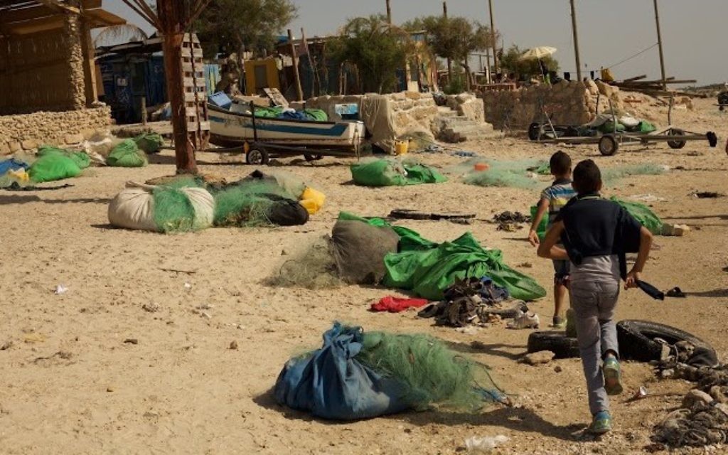 Des enfants courent entre les filets des pêcheurs sur la plage de Jisr az-Zarqa (Photo: Eliyahu Kamisher)