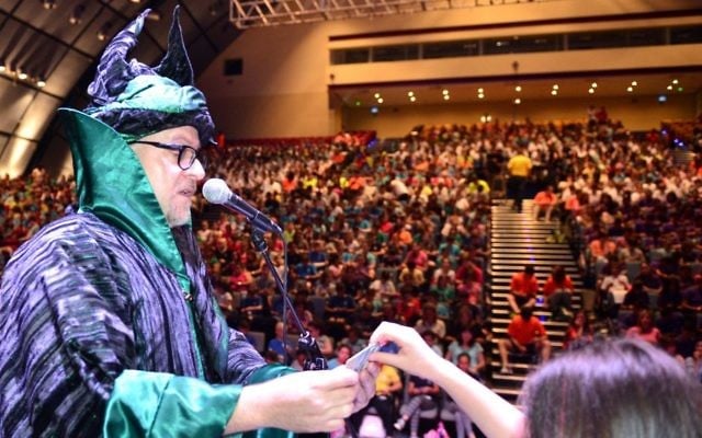 Le prestidigitateur israélien Cagliostro a établi un record du monde Guinness en enseignant un tour de cartes à 1 576 enfants dans une école de Haïfa, le 1er juin 2015. (Photo: autorisation de Beit Hagefen)