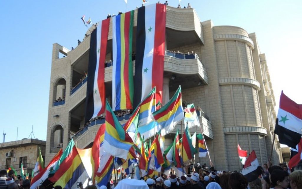 Des drapeaux syriens et druzes à une manifestation pro-Assad dans le village druze de Majdal Shams, dans le Golan, le 15 juin 2015 (Melanie Lidman / Times of Israel) Des drapeaux syriens et druzes à une manifestation pro-Assad dans le village druze de Majdal Shams, dans le Golan, le 15 juin 2015 (Melanie Lidman / Times of Israel)