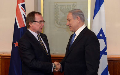 Le Premier ministre Netanyahu rencontre le ministre des Affaires étrangères néo-zéandais Murray McCully à la résidence du Premier ministre, à Jérusalem, le 3 juin 2015. (Crédit : Flash90) Le Premier ministre Netanyahu rencontre le ministre des Affaires étrangères néo-zéandais Murray McCully à la résidence du Premier ministre, à Jérusalem, le 3 juin 2015. (Crédit : Flash90)