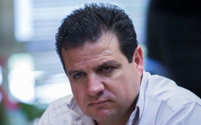 Le chef de file de la Liste arabe unie, Ayman Odeh, pendant la réunion hebdomadaire du groupe parlementaire à la Knesset, à Jérusalem, le 22 juin 2015. (Crédit : Yonatan Sindel/Flash90)