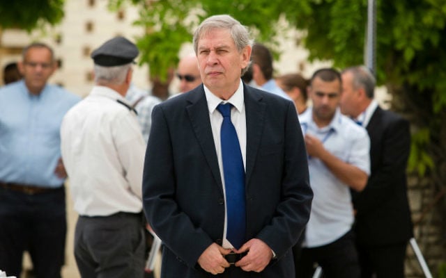 Le chef du Mossad Tamir Pardo au cimetière militaire du Mont Herzl, le 30 avril 2014 (Crédit : David Vaaknini / POOL/ flash 90)
