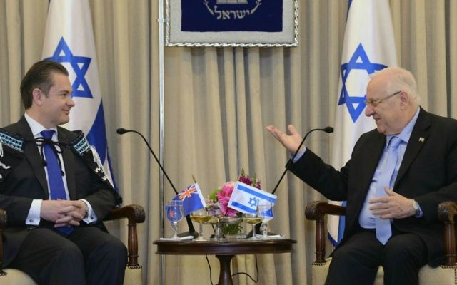 L'ambassadeur non-résident de la Nouvelle-Zélande, Jonathan Andrew Curr, après avoir présenté ses lettres de créance au président Rivlin à Jérusalem, le 30 avril 2015. (Crédit : Mark Neyman / GPO)