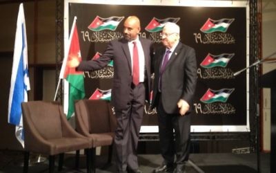 Le président Reuven Rivlin (à droite) avec l'ambassadeur de Jordanie en Israël, Walid Obeidat, à Tel-Aviv, le 16 juin 2015. (Raphaël Ahren / Times of Israel)