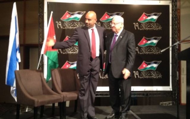 Le président Reuven Rivlin (à droite) avec l'ambassadeur de Jordanie en Israël, Walid Obeidat, à Tel-Aviv, le 16 juin 2015. (Raphaël Ahren / Times of Israel) Le président Reuven Rivlin (à droite) avec l'ambassadeur de Jordanie en Israël, Walid Obeidat, à Tel-Aviv, le 16 juin 2015. (Raphaël Ahren / Times of Israel)