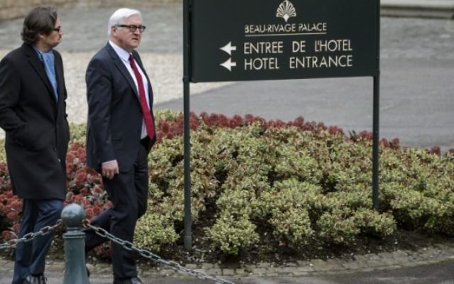 Le ministre allemand des Affaires étrangères Frank-Walter Steinmeier (à droite) quitte l'hôtel Beau-Rivage Palace lors d'une pause durant les négociations nucléaires avec l'Iran, à Lausanne, le 29 mars 2015.(Crédit photo: AFP PHOTO / FABRICE COFFRINI) Le ministre allemand des Affaires étrangères Frank-Walter Steinmeier (à droite) quitte l'hôtel Beau-Rivage Palace lors d'une pause durant les négociations nucléaires avec l'Iran, à Lausanne, le 29 mars 2015.(Crédit photo: AFP PHOTO / FABRICE COFFRINI)