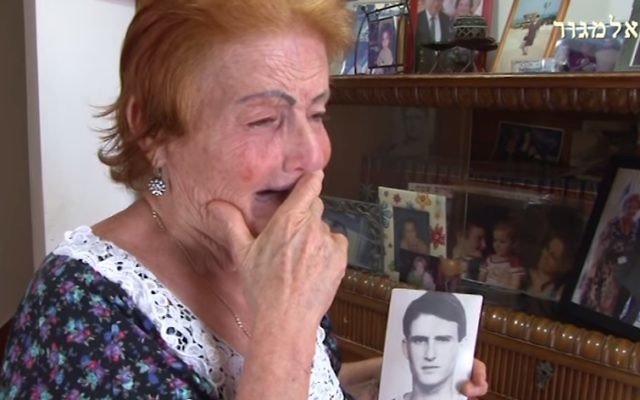 Gila, la mère de Moshe Tamam, enlevé et assassiné par un groupe d'Arabes israéliens en 1984. (Crédit : capture d'écran YouTube)