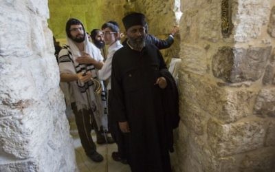Un chrétien éthiopien pose pour une photo aux côtés de fidèles juifs orthodoxes, au Tombeau du roi David, près de la Porte de Sion, dans la Vieille Ville de Jérusalem, le 31 mai 2015. (Crédit photo: Yonatan Sindel / Flash90)