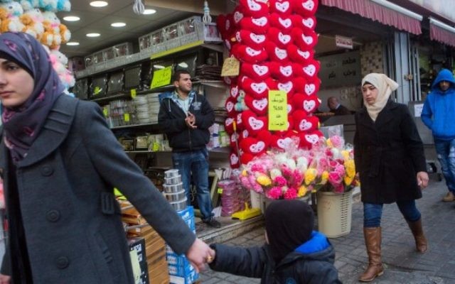 Un magasin vendant des cadeaux pour la Saint-Valentin, dans le centre de la ville de Ramallah, en Cisjordanie, le 14 février 2015. (Miriam Alster / Flash90)
