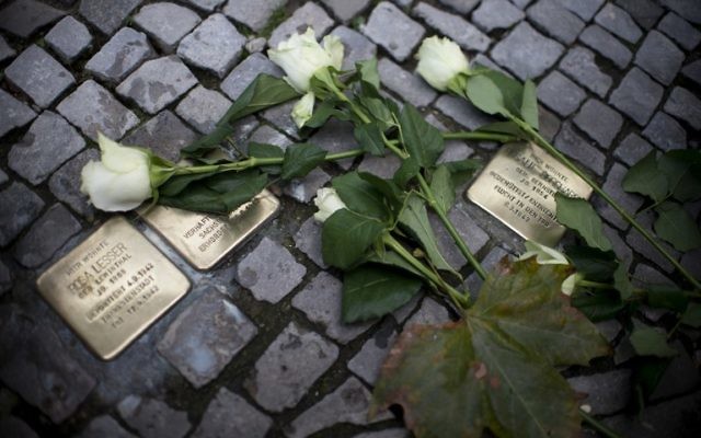 Photo prise le 9 ovembre 2013 d'un "Stolperstein» sur une promenade à l'occasion du 75e anniversaire de la Nuit de Cristal qui a eu lieu la nuit du 9 et 10 novembre 1938 à Berlin (Crédit : AFP PHOTO / JOHANNES EISELE) Photo prise le 9 ovembre 2013 d'un "Stolperstein» sur une promenade à l'occasion du 75e anniversaire de la Nuit de Cristal qui a eu lieu la nuit du 9 et 10 novembre 1938 à Berlin (Crédit : AFP PHOTO / JOHANNES EISELE)