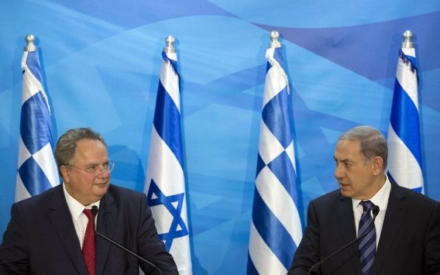 Le Premier ministre israélien, Benjamin Netanyahu, (à droite) prend la parole lors d'une réunion conjointe avec le ministre grec des Affaires étrangères, Nikos Kotzias (à gauche), au bureau du Premier ministre, à Jérusalem, le 6 juillet 2015. (Crédit : AFP PHOTO / POOL / ABIR SULTAN) Le Premier ministre israélien, Benjamin Netanyahu, (à droite) prend la parole lors d'une réunion conjointe avec le ministre grec des Affaires étrangères, Nikos Kotzias (à gauche), au bureau du Premier ministre, à Jérusalem, le 6 juillet 2015. (Crédit : AFP PHOTO / POOL / ABIR SULTAN)