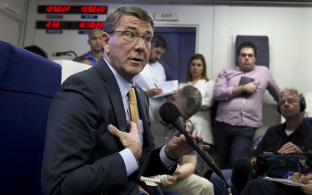 Le secrétaire américain à la Défense Ashton Carter s'adressant aux médias dans un avion militaire, le 19 juillet 2015, en route vers Tel Aviv, (Crédit : AFP PHOTO / POOL / CAROLYN Kaster) Le secrétaire américain à la Défense Ashton Carter s'adressant aux médias dans un avion militaire, le 19 juillet 2015, en route vers Tel Aviv, (Crédit : AFP PHOTO / POOL / CAROLYN Kaster)