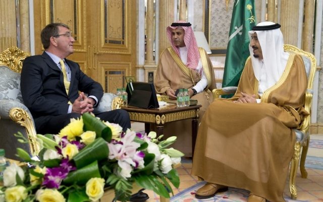 Le secrétaire américain à la Défense Ashton Carter (à gauche) avec le roi saoudien Salman (à droite) au palais Al-Salam à Djeddah le 22 juillet 2015 (Crédit photo: Carolyn Kaster / Pool/ AFP)