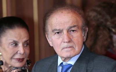 Photo prise le 2 octobre, 2012 montrant l'avocat américain, auteur et survivant de l'Holocauste Samuel Pisar et son épouse Judith à Paris à l'hôtel de ville. (AFP PHOTO / JACQUES DEMARTHON)