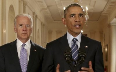 Le président américain Barack Obama, avec le vice-président Joe Biden (à gauche), prononce une allocution dans la East Room de la Maison Blanche le 14 juillet 2015 à Washington (Crédit : Andrew Harnik / AFP)