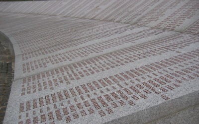 Mur des noms au mémorial du génocide Potocari, près de Srebrenica (Crédit : Michael Büker/Wikimedia commons)
