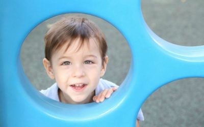 Oren aime faire du vélo, porter des chapeaux et jouer au ballon. Il est atteint de polymicrogyrie, qui affecte le développement de son cerveau (Crédit : Rick Guidotti)