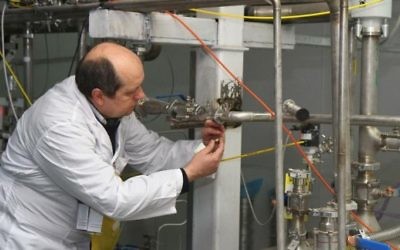 Un inspecteur de l'Agence internationale de l'énergie atomique  à la centrale nucléaire de Natanz dans le sud de Téhéran, le 20 janvier 2014 (Crédit : Kazem Ghane / IRNA / AFP)
