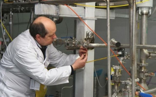 Un inspecteur de l'Agence internationale de l'énergie atomique  à la centrale nucléaire de Natanz dans le sud de Téhéran, le 20 janvier 2014 (Crédit : Kazem Ghane / IRNA / AFP)