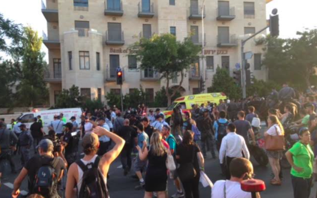 Marche de la gay pride à Jérusalem, le 30 juillet 2015 (Crédit Stuart Winer/Times of Israel) Marche de la gay pride à Jérusalem, le 30 juillet 2015 (Crédit Stuart Winer/Times of Israel)