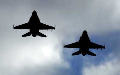 F-16 israéliens en formation. (Crédit : Tsahi Ben-Ami/Flash90) F-16 israéliens en formation. (Crédit : Tsahi Ben-Ami/Flash90)