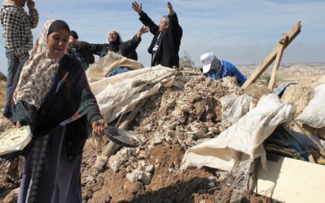 Des Palestiniens de Susya, après la destruction de leur maison en 2011. (Crédit : Najeh Hashlamoun/Flash90) Des Palestiniens de Susya, après la destruction de leur maison en 2011. (Crédit : Najeh Hashlamoun/Flash90)