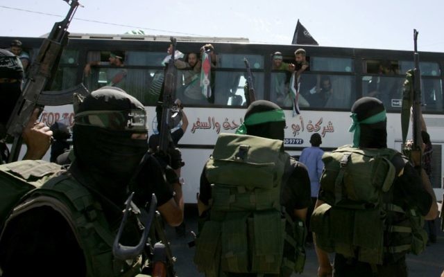 Des membres du Hamas accueillant des prisonniers palestiniens au passage de Rafah, dans le sud de la bande de Gaza, le 18 octobre 2011, suite à l'accord Shalit. (Crédit photo:  Abed Rahim Khatib / Flash90)